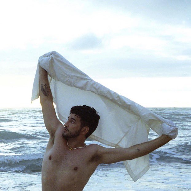 CabarePopbr's tweet photo. O RECONHECIMENTO QUE ELE MERECE! "Idiota", música presente em Pirata, de Jão, entrou novamente no top 50 do Spotify Brasil, na posição #47, com 267 mil plays. O cantor também confirmou um clipe para a música. Preparados? https://t.co/UzTnu4ZVpX