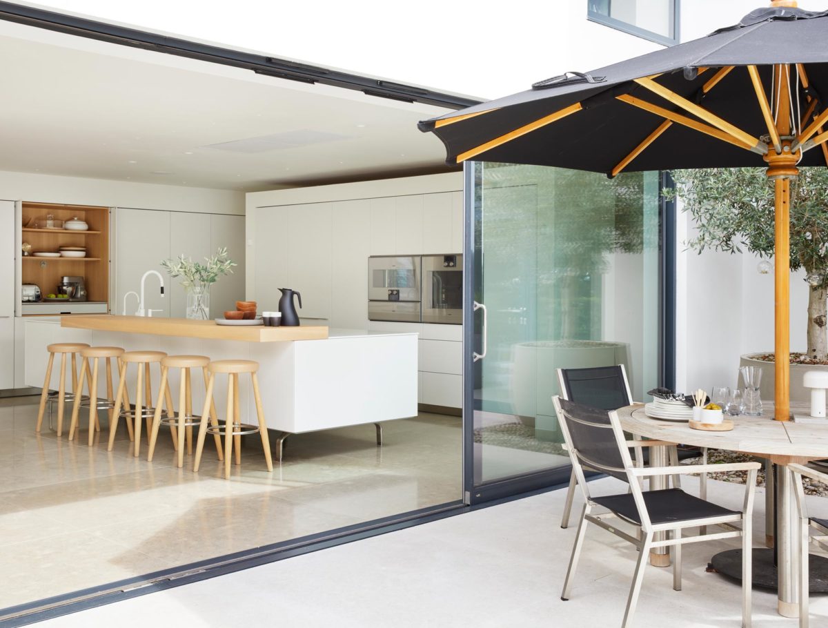 An elegant white kitchen never fails to impress and this #bulthaup kitchen is no exception, where organic materials, simple shapes and natural colours compliment the indoor-outdoor transition. Inspired? See more projects here ow.ly/xvsr50HxKfb