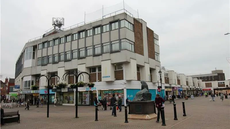 NovaLoca's tweet photo. A prominent retail premise from @wardsurveyors located within the Abbeygate shopping centre in Nuneaton town centre with sales areas, ancillary stores, office and WC facilities. Follow the link for more details 👉 https://t.co/UwbqJNJgsK
#Retail #Nuneaton https://t.co/IDGduwcTnZ