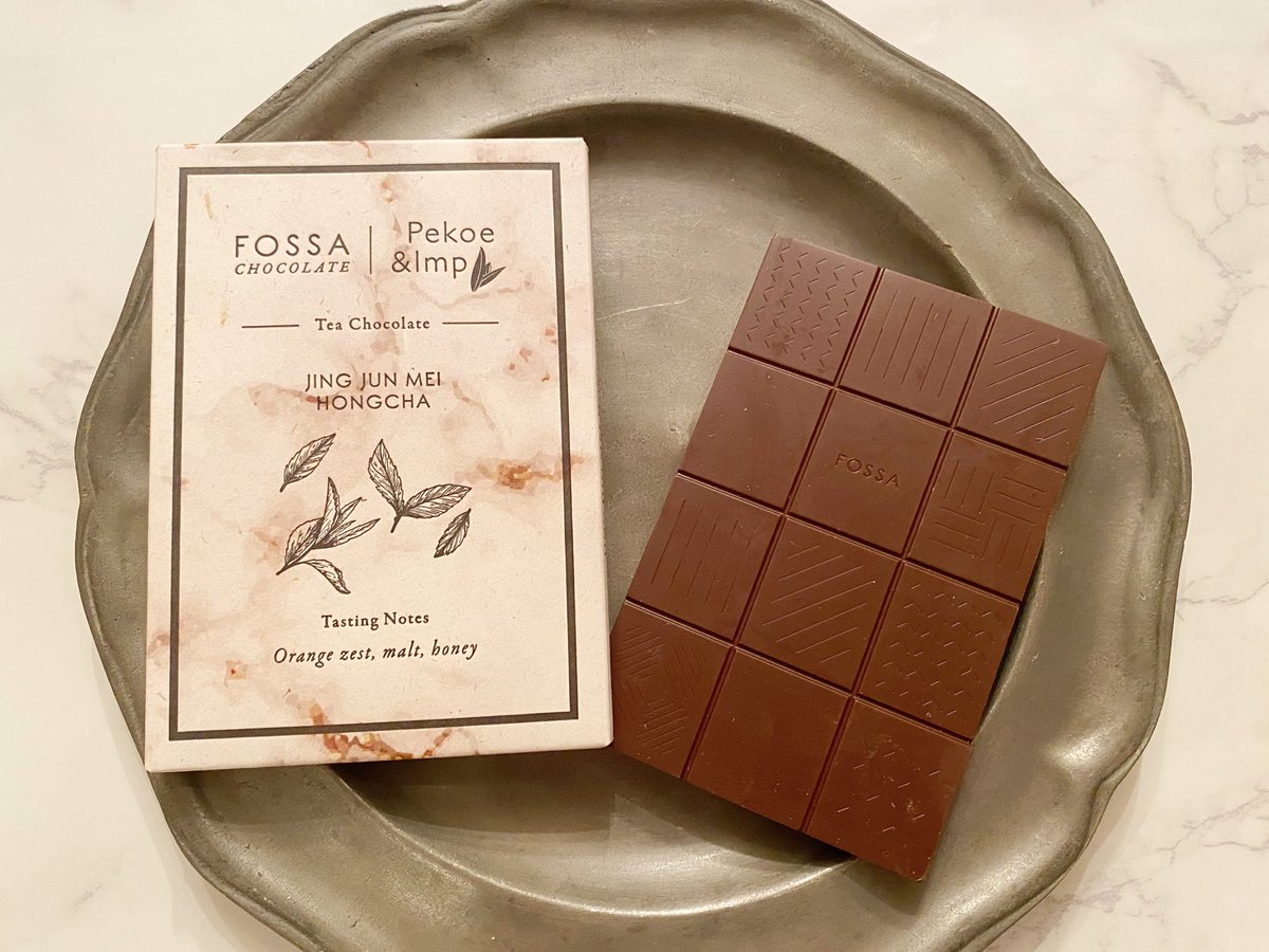 harico5656's tweet image. フォッサチョコレート／ジンジュンメイ
ベースのミルクチョコレートがまず美味しい〜✨ 金駿眉？はよくわからなかったのですが、ハチミツのようなコク？があって爽やかで美味しいチョコでした💕