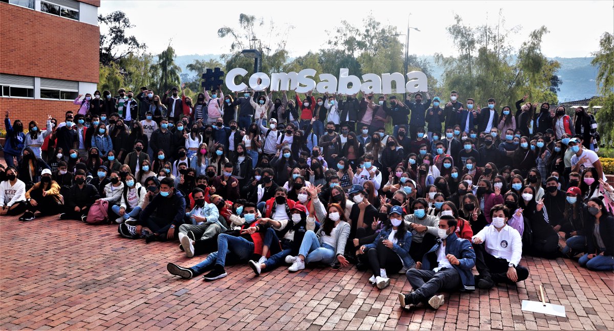 comsabana's tweet photo. El "Muro del K" es el escenario para nuestra primera foto del día: la promoción 2026. Hoy conocerán el Edificio K en @unisabana donde llevarán la teoría a la práctica. #InduccionesUnisabana https://t.co/pFSyZNvXbX