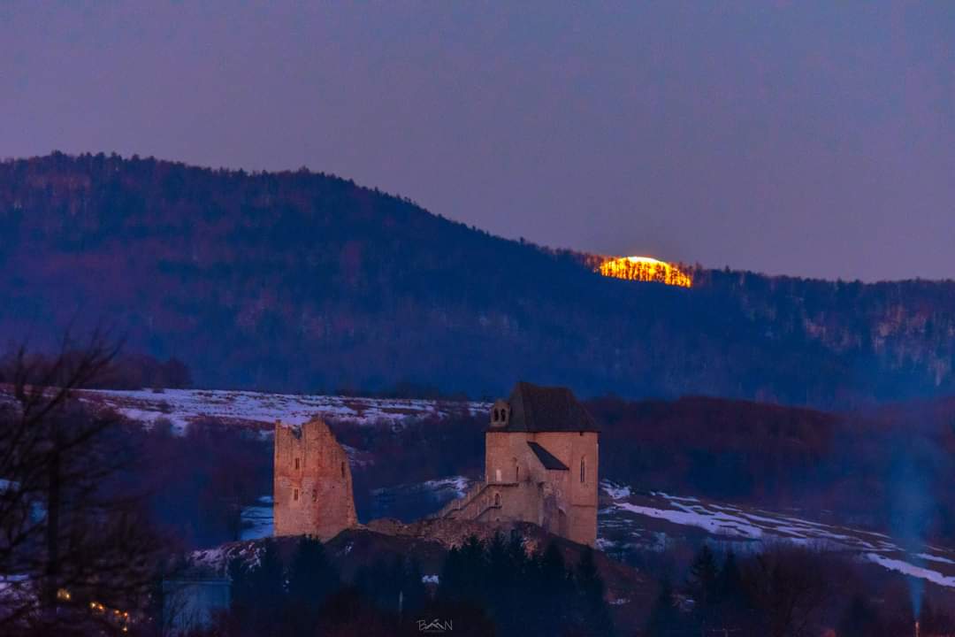 visitbrinje's tweet photo. The moon above Brinje 🌝😍 
#Night #Moon #Snow #Brinje #VisitBrinje #SokolacCastle #Castle #MagicalCroatia  #CroatiaFullOfLife #MagicalWorld   #Croatia #CroatiaFullOfMagic #Europe #CroatiaWeek #SafeStayInCroatia #BeautifulView 
📸 Branko Nađ
@Croatia_hr https://t.co/5Es8WcN0GR