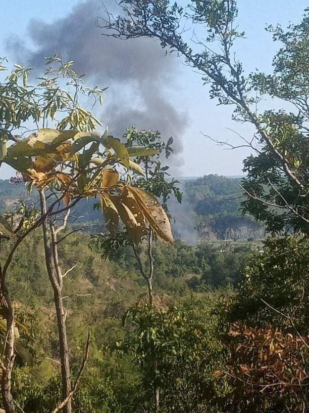Haruonchill's tweet photo. Around 150 Junta troops and PyuSawHtee militiamen camped at Wunchone village in #Magway’s #Pauk town last night. They then stormed Letyar village this afternoon (Jan20) and committed ARSON attack — forcing locals and nearby villagers to flee. 
#WhatsHappeningInMyanmar https://t.co/PM2iJRt9oq