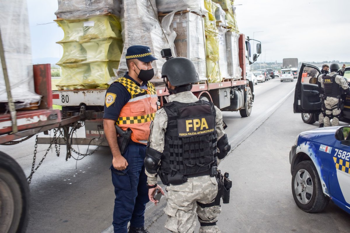 FPAcba's tweet photo. #LaEstancita Sobre #RE98 (KM 20), #PolicíaCaminera controló un automóvil con dos personas a bordo (oriundos de la provincia de Buenos Aires) y les incautó varias dosis de marihuana. Prestó #colaboración la #FPA. #TrabajoEnConjunto https://t.co/lzQ0nafu3B