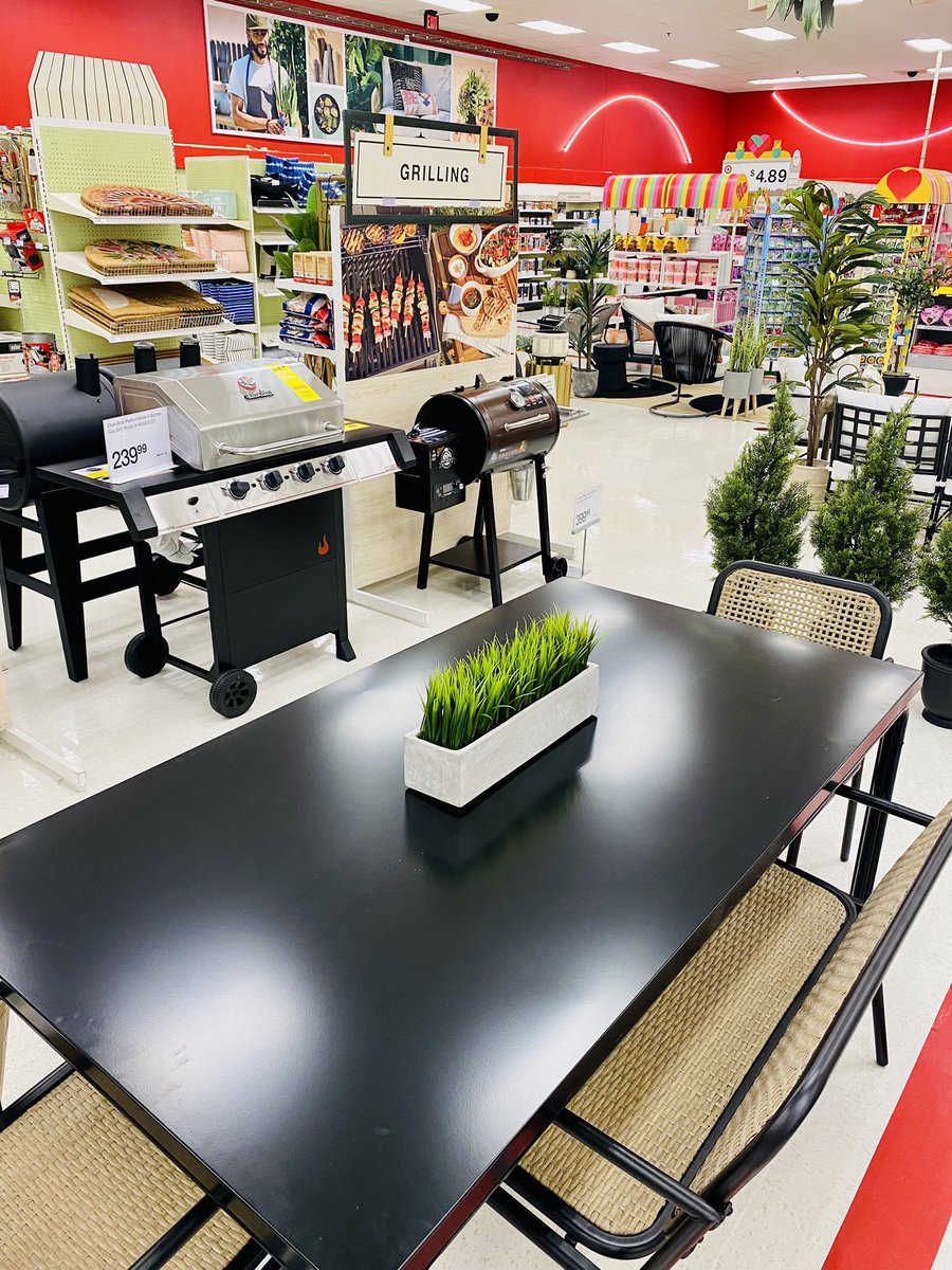 Jessica05456673's tweet photo. The grills are lit 🔥come sit down and relax in our new outdoor living at 1110 @VisualMiami @aldenkooken https://t.co/cm9WwP7TFn