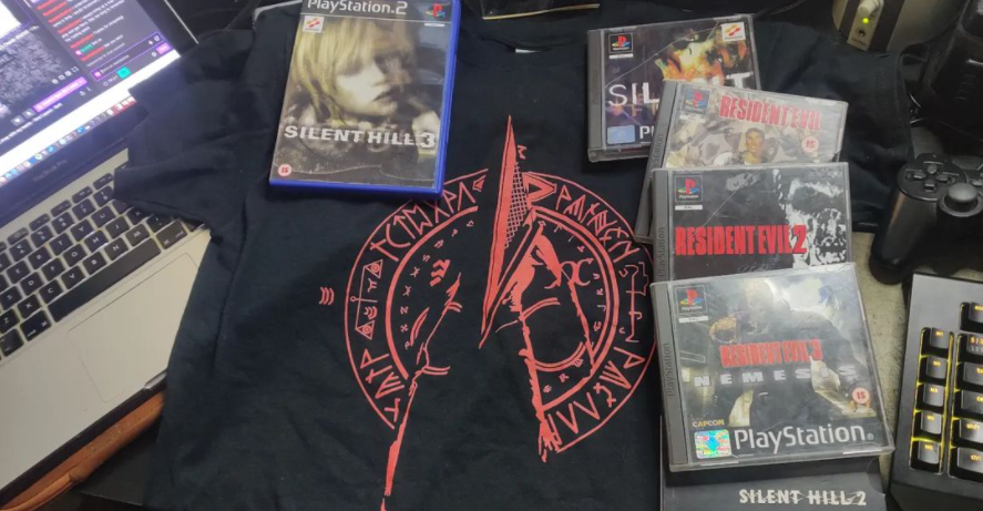 TheSamJason's tweet photo. A friend visited me and we found old games. I just forgot how much i really miss classic survival horror games. I Will stream very soon#silenthill #survivalhorror #videogames #residentevil #twitchaffiliate #twitch #livestream #pyramidhead #københavn #copenhagen #danskstream https://t.co/hLlEpMGutR