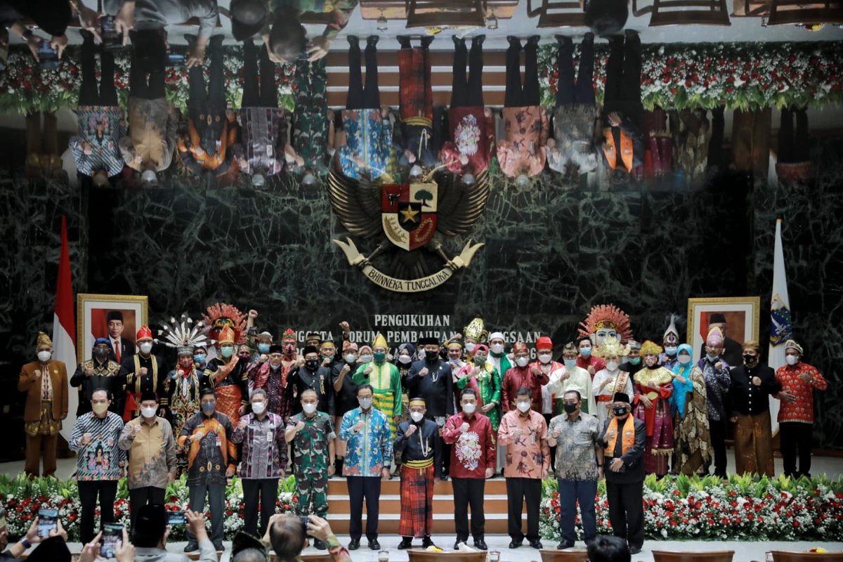 aniesbaswedan's tweet photo. Selamat bertugas kepada pengurus Forum Pembauran Kebangsaan (FPK) 2021-2026.

Sebuah amanat baru diembankan kepada Ibu/ Bapak semua, untuk terus memperkokoh persatuan, memupuk kebersamaan dan menjaga keteduhan di kota Jakarta, simpul persatuan Indonesia.

https://t.co/fW6ZaRHVEd https://t.co/AUwKVJopXc