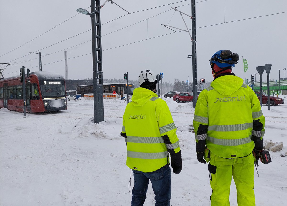 Keli on Tampereella mitä talvisin, mutta eipä se Sarvijaakonkadun ja Rieväkadun risteyksen liikennevalojen käyttöönottoa haittaa 🚦. #normifi #normivalaistus #normipäivä #Tampere #ratikka