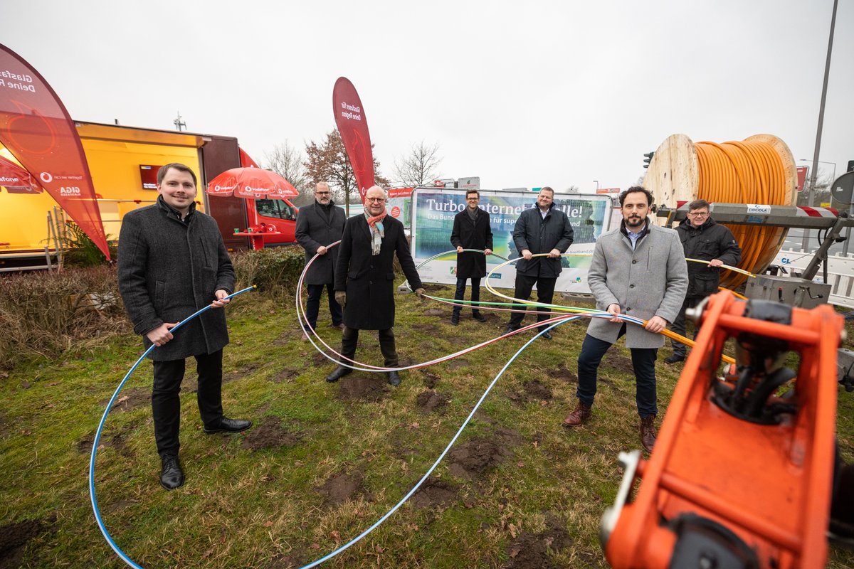 Der nächste wichtige Meilenstein zu einer 100%igen Glasfaser-Versorgung in den Münsteraner Gewerbegebieten: Offizieller Spatenstich im Förderprogramm Breitband mit dem Projektpartner <a href="/vodafone_de/">Vodafone Deutschland</a> #glasfaser #digitalisierung #netzausbau #muenster #gewerbegebiete #internet