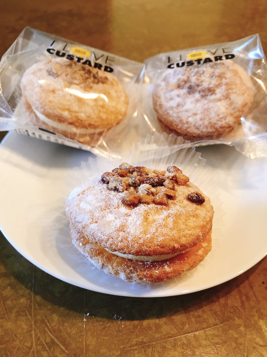 先日常連のお客様から差し入れを頂きました！
I LOVE CUSTARD NEUFNEUFのカスタードサンドケーキです😊
トロトロのカスタードがフワフワのブッセ生地で挟んであって、とても口溶けの良いお菓子でした😋
軽い食感が美味しく、あっという間に完食しました(笑)
ありがとうございました！