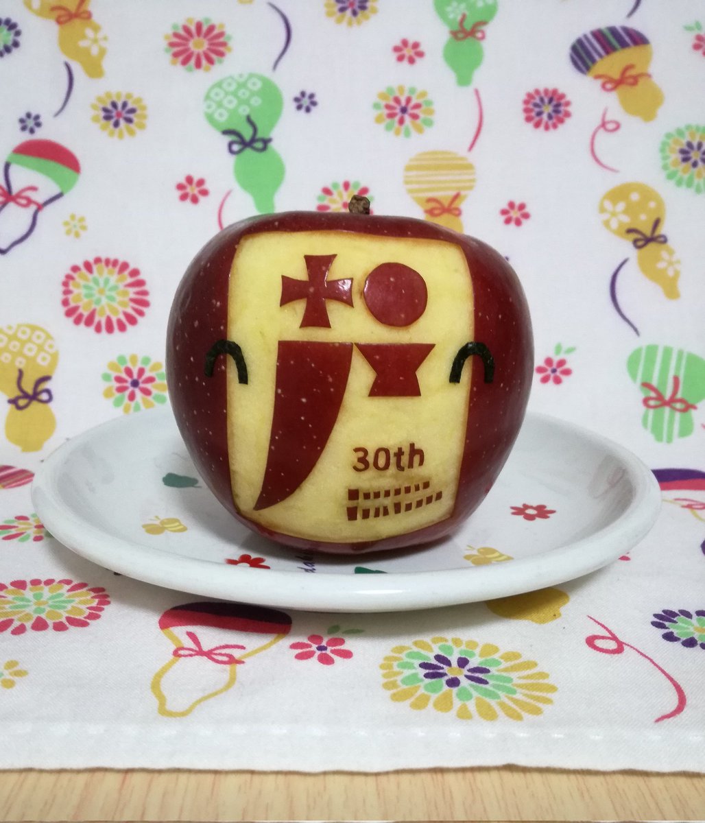 tomokohideonana's tweet photo. 今日のリンゴはジョージア・日本外交関係開設30周年ロゴです。きのうツイッターで流れてきて、とてもいいデザインだなと思いまして。細かい文字は■で省略しました。本���はAnnitersary Japan Georgia です。はらだたけひで氏のデザインで動物の角の杯カンツィと日本の盃だそうです。 https://t.co/4oulxzgu21