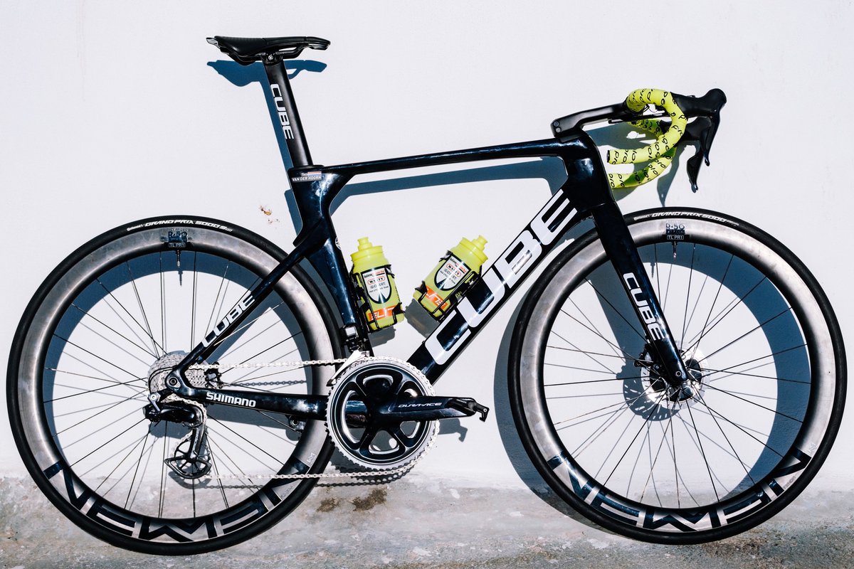 VelonCC's tweet photo. Select your favourite from these four WorldTour bikes... 🥰

1) @TrekSegafredo's Trek Madone (📸 @hardyccphotos)
2) @Movistar_Team's Canyon Aeroad CFR (📸 @PhotoGomezSport)
3) @GreenEDGEteam's Giant Propel
4) @IntermarcheWG's Cube Litening C:68X https://t.co/VPF2TUUNmy