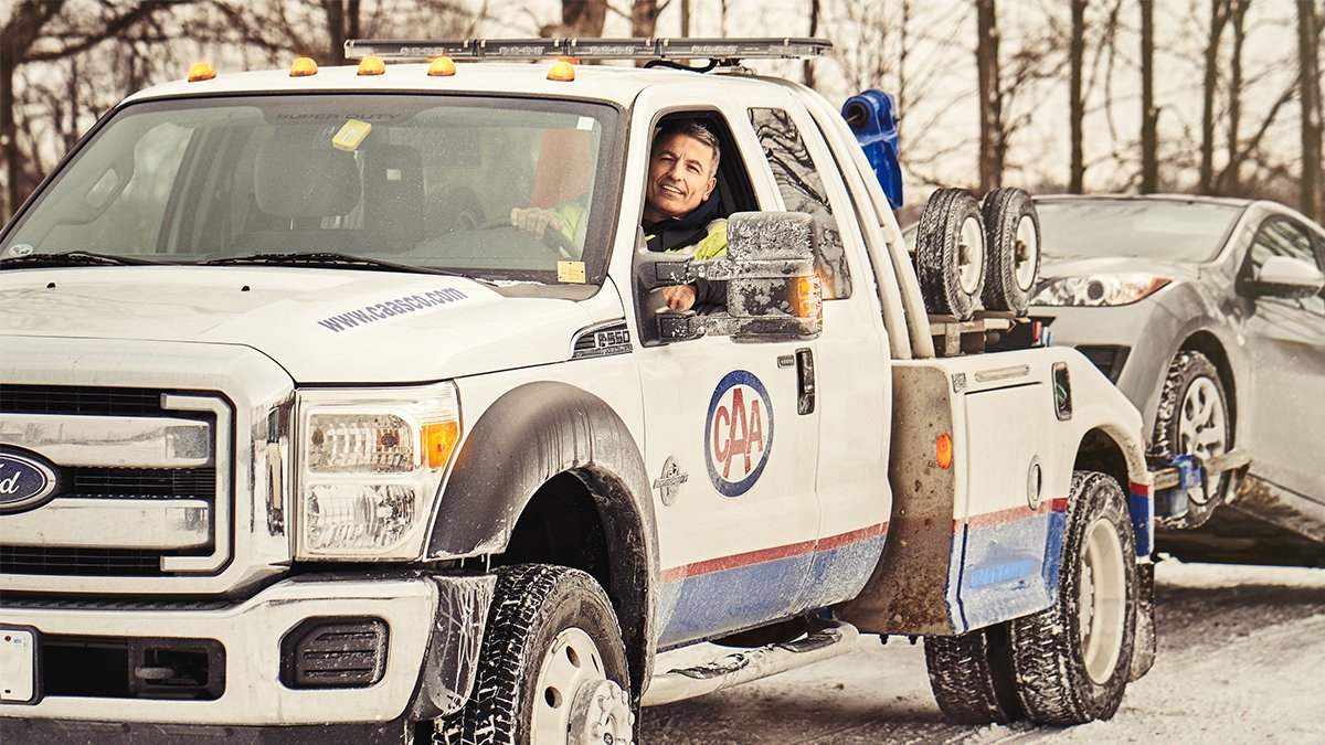 CAASCO's tweet photo. Everyone deserves a safe place to work. CAA reminds all motorists to Slow Down and Move Over for emergency vehicles, including stopped tow trucks with flashing amber lights. It’s the law and protects those working on the side of the road.
#SDMO #slowdownmoveover #CAASCO https://t.co/9dRFwNkrdl