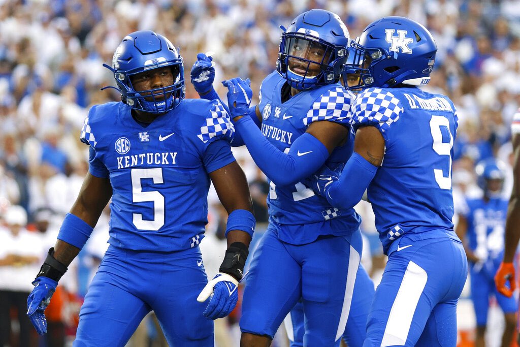NoahDixon206's tweet photo. Blessed to receive an offer from The University of Kentucky ⚪️🔵 @Bigstew9 @tanner_glisson @Trouprecruits @CoachMHealy @Prather95 https://t.co/7DAYhbM89m