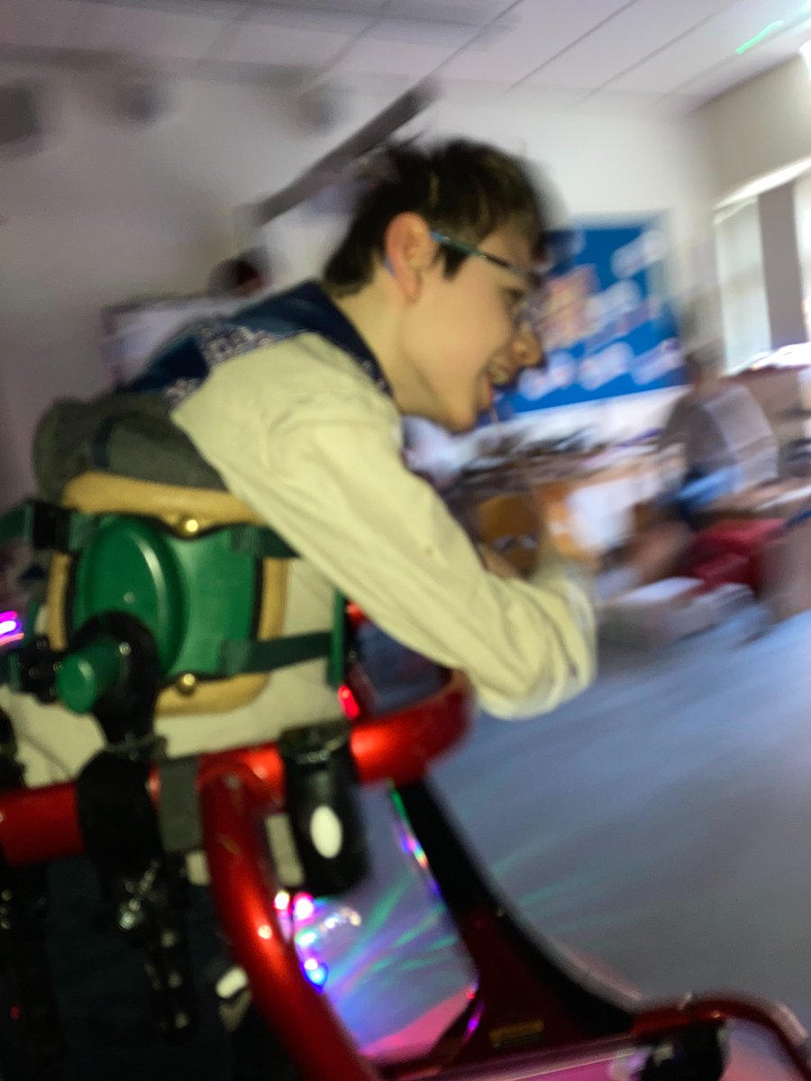 Team_Oaklands's tweet photo. The paparazzi were out as Willow Class @Team_Oaklands walked the red carpet today. Yes, they are doing a topic on Movies, but we know they are ALL superstars, every single day! #movies #Edinburgh #MOVEProgramme https://t.co/lNRLdMQdRa