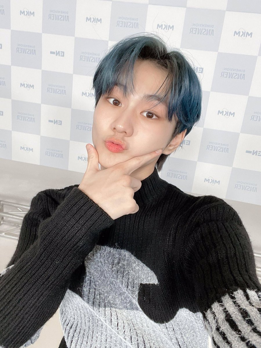 ya asirlardir buraya duzgun bakmiyorum jungwonun iyi geceler paylasimlarini ozlemisim agliom cokselsin