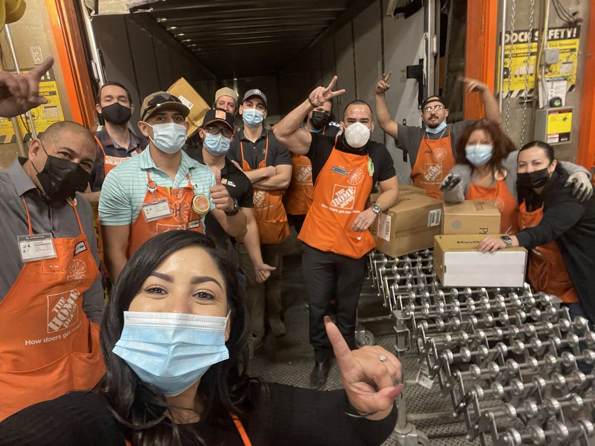 FTRA 🎉 Leadership team unloading truck! Also introducing my 100m dollar clique! <a href="/r_zubia/">CAMG</a> @alejam2409 <a href="/66Santi66/">Santiago Martinez</a> @BHD522 @Fuerstenberg15  <a href="/krys_ann88/">Krystal Mora</a>