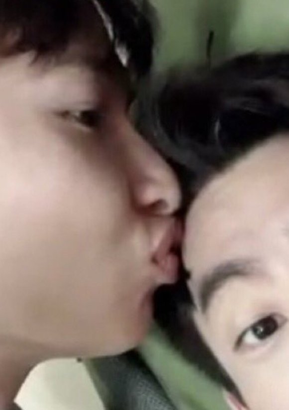 naam_chon's tweet photo. เวลาหนูจะจุ๊บอะ หนูต้องหุบยิ้มก่อนลูก อดทนหน่อยนะ มันหยุดยิ้มไม่ได้เลยใช่มั้ยคับ

#แกล้งจุ๊บให้รู้ว่าล้าน #ออฟกัน https://t.co/XsGuJP9l5f
