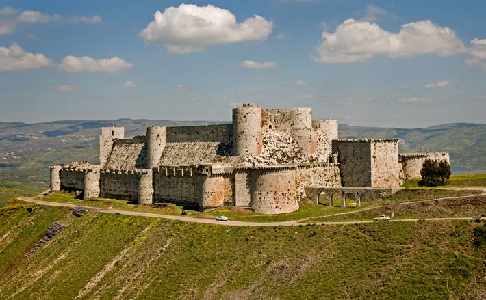 New excavations are investigating the history of the Crusades and uncovering surprising facts about the Knights Templar and the spectacular castles built by the Crusaders. #TBT 

archaeology.org/issues/315-181…