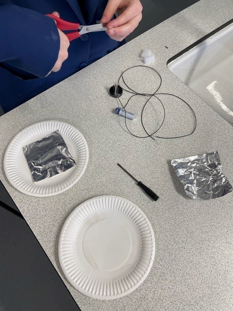 HighfieldLA's tweet photo. We're in Zombie apocalypse club building a pressure pad switch to warn us if the zombies are near! #STEM #StarFuture😬😬🧟🧟♂️🧟♀️ https://t.co/FzWmxYC9tA