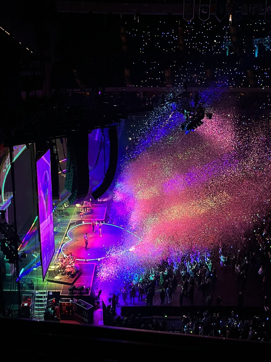 AnnaOlsonMN's tweet photo. I didn’t realize there was a gap in my life that needed to be filled with rainbow confetti and giant disco balls, but there was and @KaceyMusgraves filled it. Last night was something special. https://t.co/NfPOsOETOB