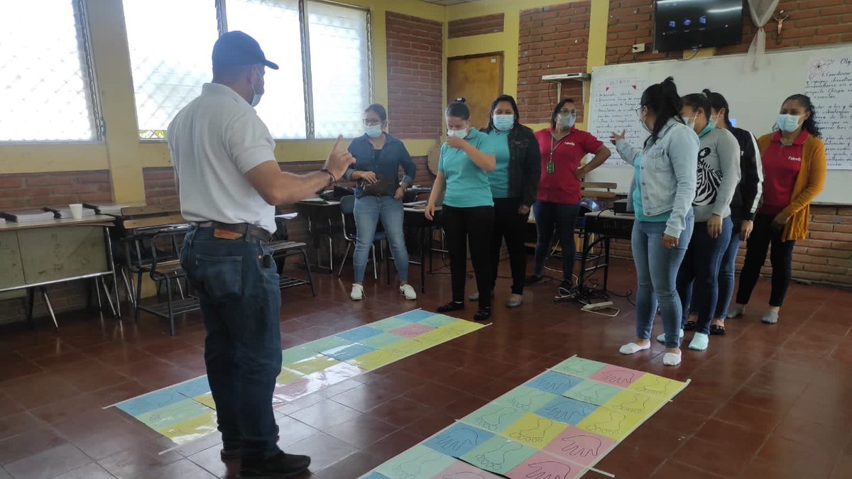 ffabretto's tweet photo. ¿Has imaginado las maneras en que aprender matemáticas te habría sido divertido?

Como parte del Proyecto Chispa de @FundacionUnoni, nuestras maestras han sido capacitadas con nuevas estrategias para promover su aprendizaje de una forma dinámica y activa para todo niño. 🧩🤸 https://t.co/Izy9jjSAPD