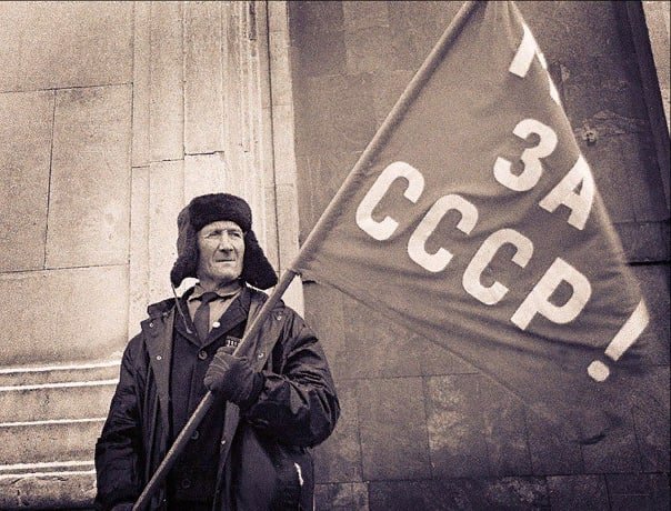 Ветеран Великой Отечественной войны стоит в одиночном пикете за сохранение СССР, 1991 г.

Он уже тогда все понимал...