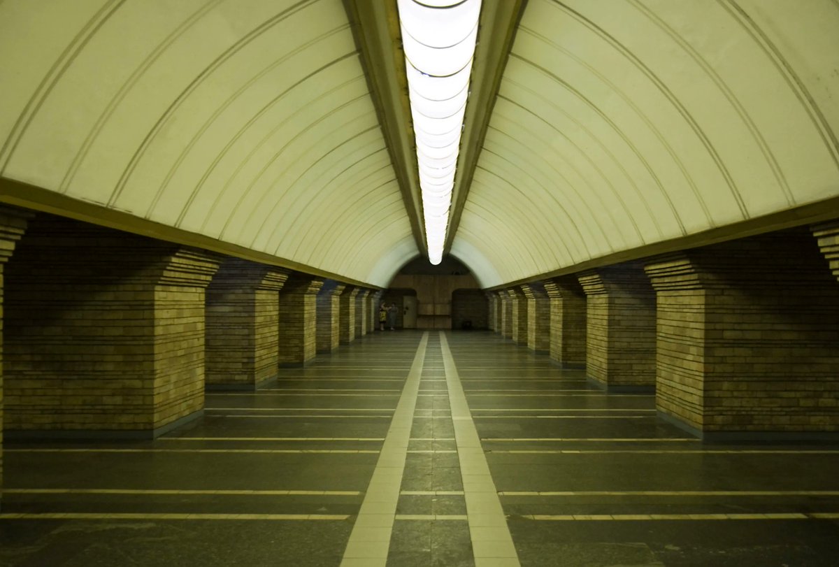 DailyTinyStory's tweet photo. Just meet me at the Druzhby Narodiv station on the Syretsko-Pecherska line tomorrow during rush hour.... I'll be in the intermediate hall between the escalators. Right behind one of the columns. Be fast and on time. Any questions? Hopefully the station will be full... https://t.co/TahcCC0WZ4