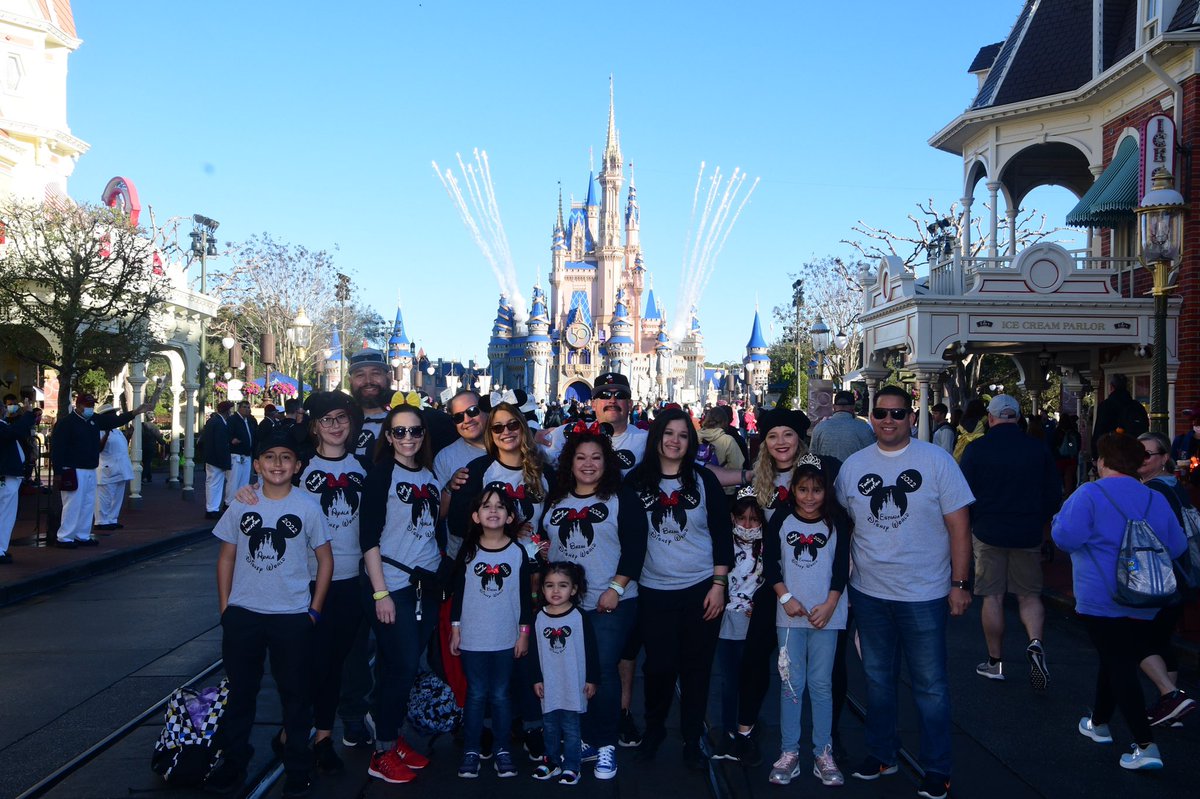 HeidiBazan's tweet photo. @WDWToday Thanks to @mainstreetedwin for your beautiful pictures. You made us feel special. Great talent!! #castcompliment #castcompliment https://t.co/TNhR9bwXKs
