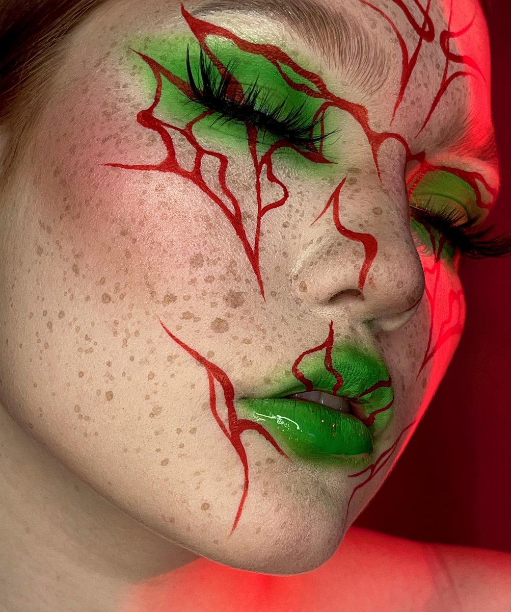 samplebeautysb's tweet photo. Green eyeshadow is just ELITE 💚
📸 prokhmua
Shop  #SAMPLEBEAUTY The Blooming Lovely Palette @beautybay 🛒 https://t.co/JF4rToKJc0
[Image Description: Close up shot of the face, green blown out eyeshadow with red graphic liner. The lips are green and the face is very freckly] https://t.co/CYQfCmsRWr