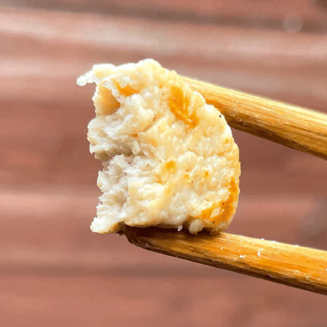 Quorn™️, the food, is like this weird outlier in "food-space". 

It's not meat. It's not soy. It's not even a vegetable. And it's not mushroom. 

It's mushroom *hyphae* - grown in massive liquid bioreactors! The hyphae is extracted, cooked, and compressed into food
🧵↓