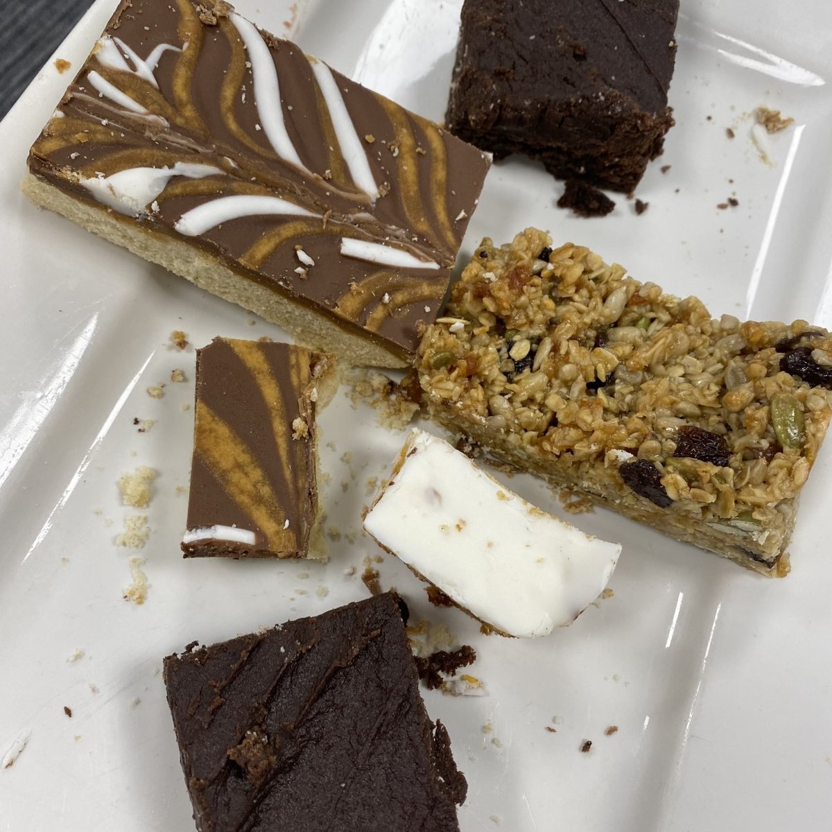 Jennings_'s tweet photo. Leftovers.... of a particularly lovely kind!

Thanks @ThePicnicHamper for the delicious cakes.

1half + 1 half + 1 quarter + 1 quarter = one whole-ish 😉😋

#whoarewekidding #officemaths #lovecake
#worklife #smiles #morecakeplease

#monumentpark #businesspark #oxfordshire https://t.co/SdQXAXGtcG