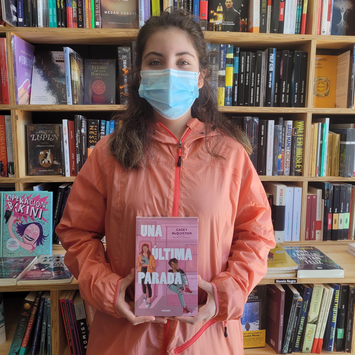 Muchas gracias a nuestra querida amiga por mostrarnos la esperada nueva novela de la autora de Rojo, blanco y sangre azul: Una Última Parada de Casey Mcquiston.