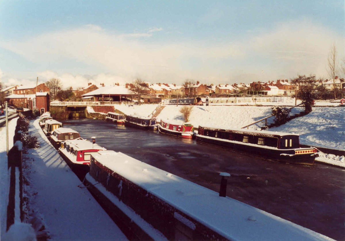 Winter on the #Chester canal approaching the canal Basin at Canal Street and Crane Wharf. This lovely image taken in January 2001 is the History Hub's Photograph of the Week.