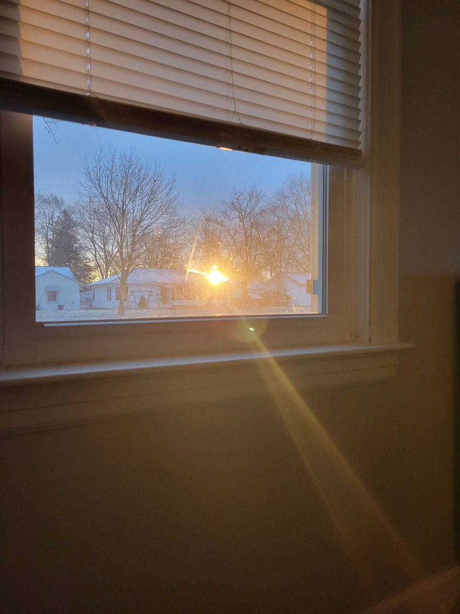 BrianJay6's tweet photo. 'The sun come up, it was blue and gold...' #sunrise, #pictuteinaframe, #wintermorning, #midwestmorning. #indianasunrise https://t.co/Zkaqvd0RQv