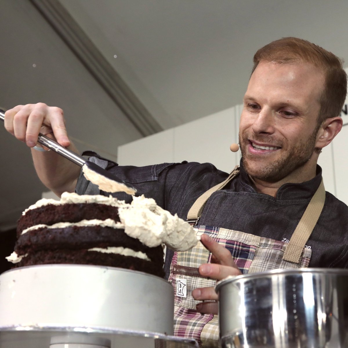 pdfoodandwine's tweet photo. Chef @zacayoung, featured on @FoodNetwork, the @CookingChannel, and most notably on @TopChef Just Desserts.👨🏼🍳 See what kind of frosting he applies to his next dessert @pdfoodandwine 2022. Tickets, info: https://t.co/oNGuT3lOia #PDFW #PDFW2022 #foodies #desserts https://t.co/Qt9wREdWd0