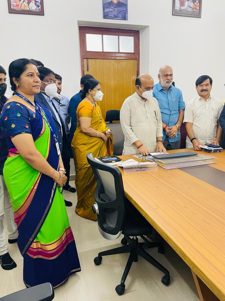 WorkersBoard's tweet photo. ಸನ್ಮಾನ್ಯ ಮುಖ್ಯಂತ್ರಿಗಳಾದ ಶ್ರೀ ಬಸವರಾಜ್ ಬೊಮ್ಮಾಯಿ ರವರು ಇಂದು ಮಂಡಳಿಯ ವತಿಯಿಂದ ಕಟ್ಟಡ ಕಾರ್ಮಿಕರ ಮಕ್ಕಳಿಗೆ ನೀಡಲಾಗುತ್ತಿರುವ ಶೈಕ್ಷಣಿಕ ಸಹಾಯಧನ ಬಿಡುಗಡೆ ಪ್ರಕ್ರಿಯೆಗೆ ಚಾಲನೆ ನೀಡಿದರು. ಈ ಸಂದರ್ಭದಲ್ಲಿ ಮಾನ್ಯ ಕಾರ್ಮಿಕ ಸಚಿವರಾದ ಶ್ರೀ ಅರಬೈಲ್ ಶಿವರಾಮ ಹೆಬ್ಬಾರ್ ರವರು, https://t.co/orZJWbIl7X