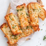 Have you ever made homemade cheesy #garlicbread? They are so easy and definitely yummier than the frozen stuff 😉 Get our recipe for them here: https://t.co/bDvzVVbmmu 