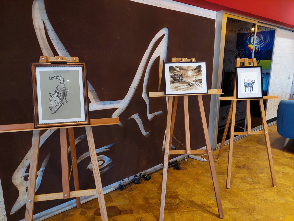 #AcontecerUES | La Secretaría de <a href="/ArteyCulturaUES/">Secretaría de Arte y Cultura UES</a> inauguró la exposición pictórica "Blanco y Negro: Leyenda del Cadejo" en el Restaurante Cadejo Brewing Company de la Zona Rosa.

La muestra consta de 14 obras de artistas reconocidos y estudiantes de la #EscueladeArtesUES.