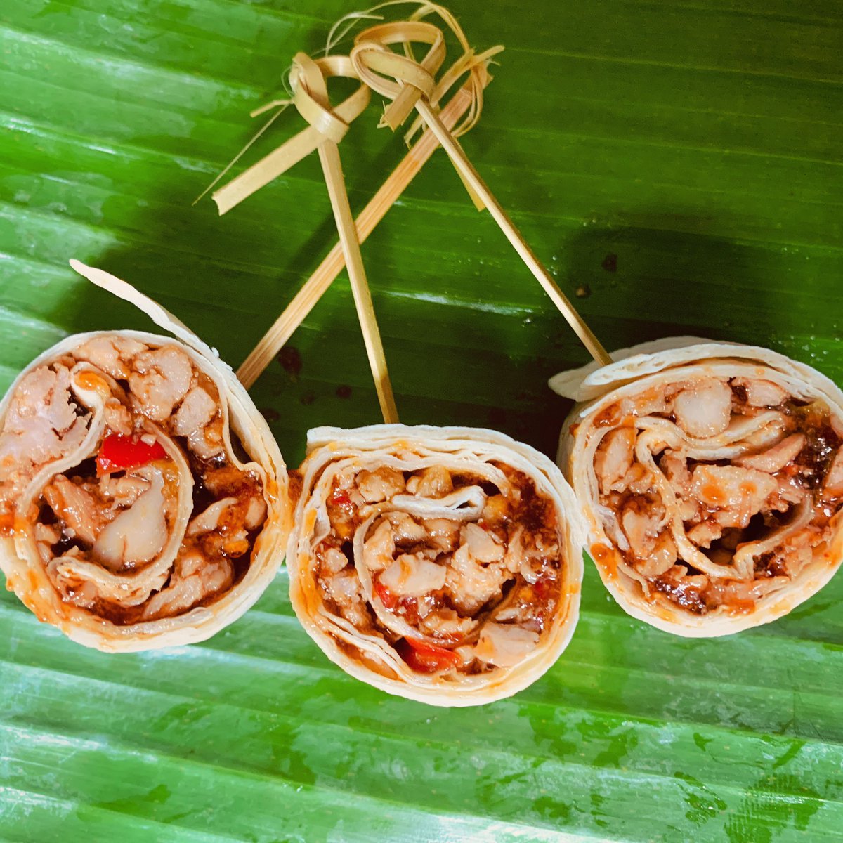 SavaneMousson's tweet photo. Les wraps n’existent pas seulement au Mexique. En Afrique et en Asie, il est commun d’enrôler les aliments d’une pâte (maïs, farine, semoule…).

Chez Savane &amp; Mousson, nous avons des wraps au bœuf (souvenirs de Phuket) qui sont disponibles dans le service traiteur 👩🏾‍🍳

🌯🫔🍴 https://t.co/3RfImeyDt7