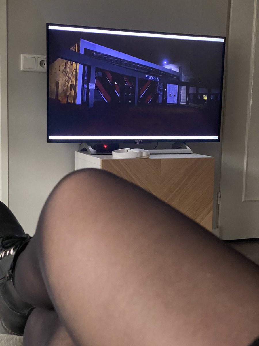 beek_elske's tweet photo. Me opgedoft om te kijken. Mijn stille protest tegen de mannen die denken dat als iemand er vrouwelijk/sexy uitziet je ze daarom ongevraagd mag aanraken  #BOOS #TheVoiceofHolland #TheVoice https://t.co/elnZj1PcBg