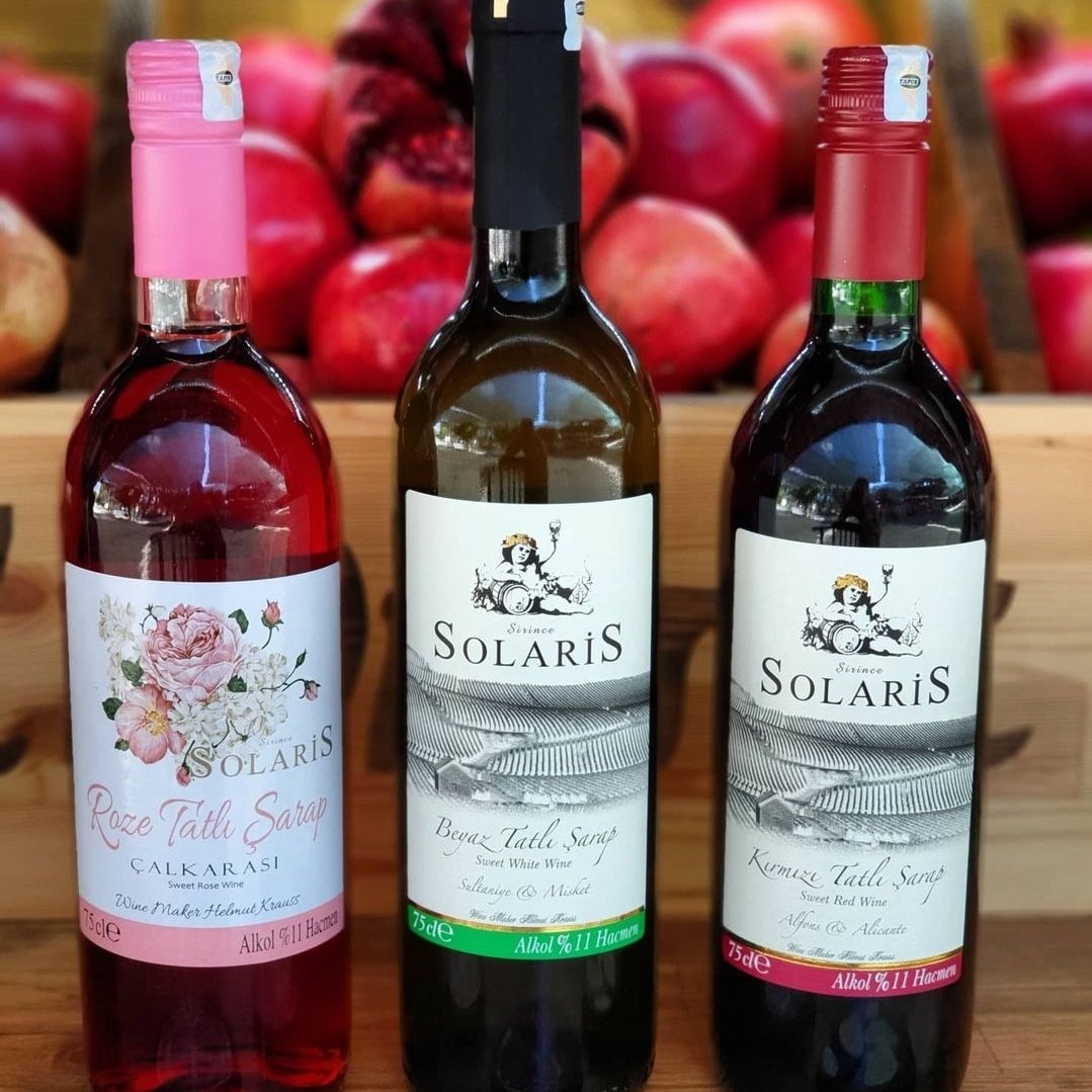 Festival Ödüllü Solaris Tatlı Şarap

Rose – Beyaz – Kırmızı Tatlı Şaraplar 75cl / %11 Alkol Oranı

Solaris Çeşitleri;

Tatlı Rose

Tatlı Beyaz

Tatlı Kırmızı

En çok tercih edilen ürün; Beyaz tatlı solaris

#sirince #tatlisarap #şarap