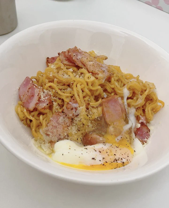 これ作ってみたけど、カルボナーラとは・・・と考えさせられる一品でした。
また作ることは無いと思うけど嫌いでもなかった…目瞑ればかろうじてカルボナーラ  