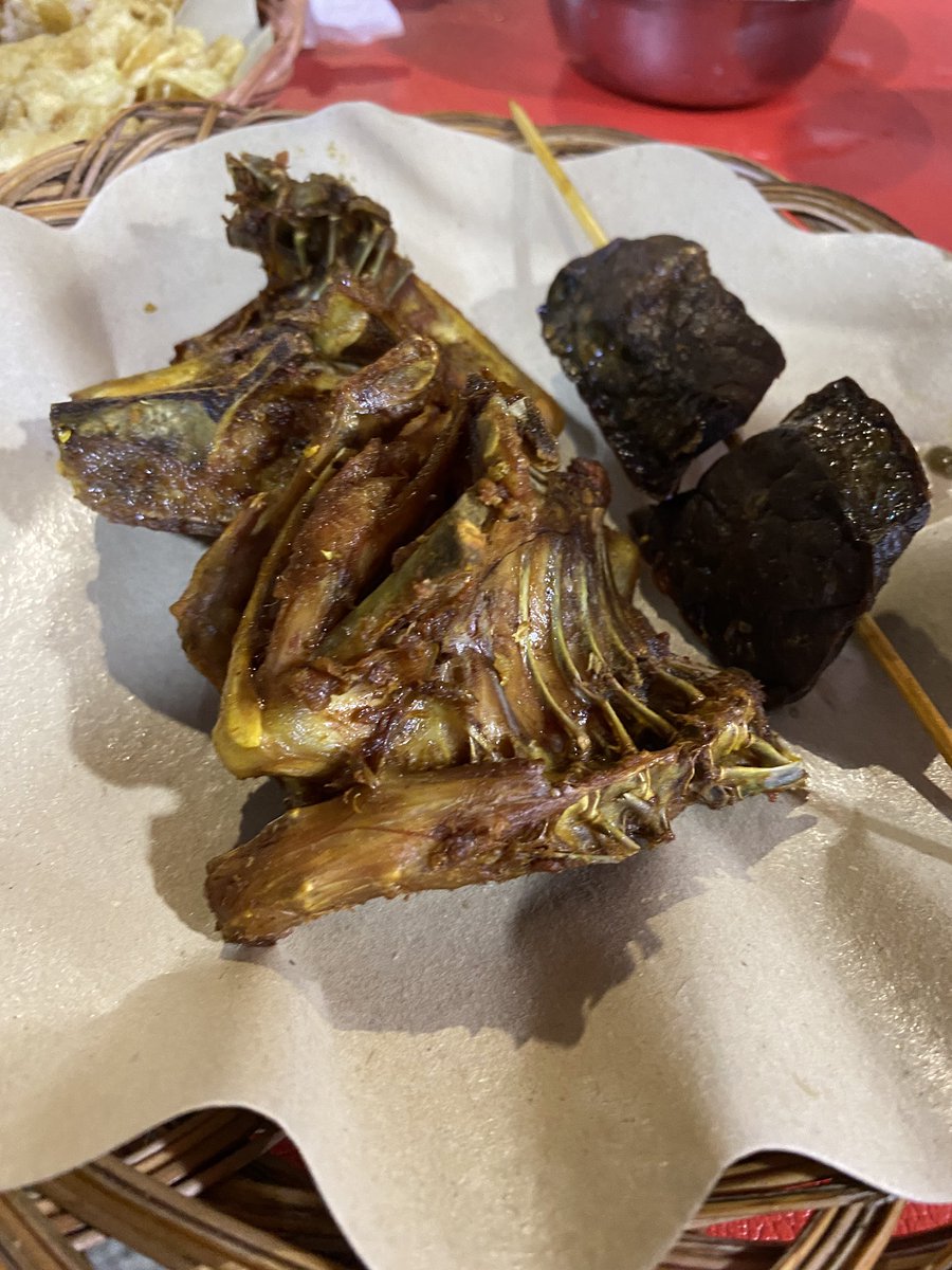 kucinglon's tweet photo. The legendary nasi uduk ayam goreng kampung melayu gudang peluru yg menuju tebet. 👌
Gurih, rame, buka dari jam 6 sore ampe tengah malem. @drhaltekehalte https://t.co/fcWkRDYicW