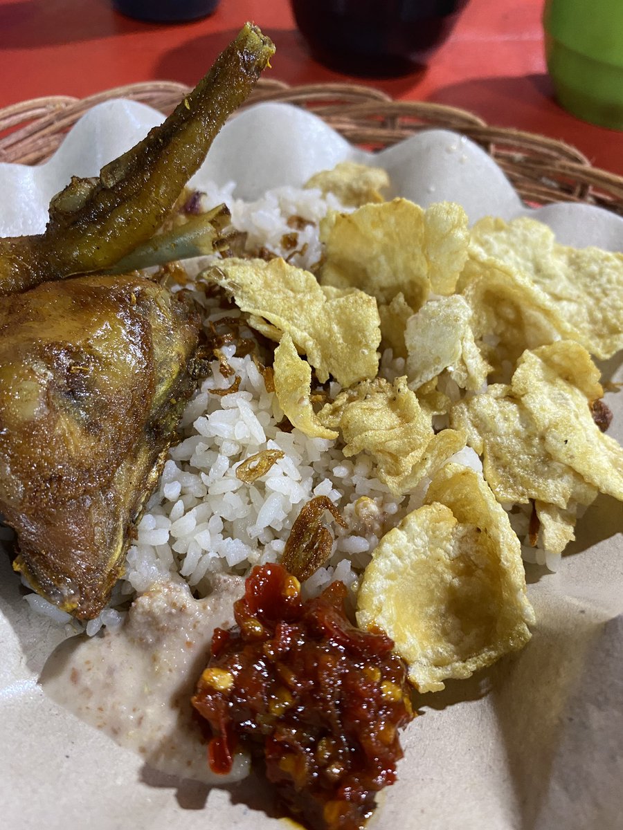 kucinglon's tweet photo. The legendary nasi uduk ayam goreng kampung melayu gudang peluru yg menuju tebet. 👌
Gurih, rame, buka dari jam 6 sore ampe tengah malem. @drhaltekehalte https://t.co/fcWkRDYicW