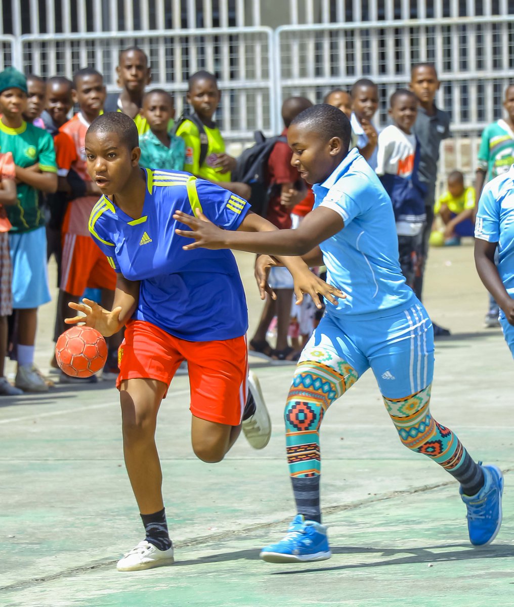 UPTanzania's tweet photo. #ThrowbackThursday: Picha kutoka maktaba katika tukio moja la utekelezaji wa mradi wa mpira wa mikono (Handball Project) wenye lengo la kutoa elimu ya usawa wa kijinsia kwa vijana katika shule za msingi na sekondari kupitia michezo. 

#ExchangeProgram #UPTanzania #IndelibleMark13 https://t.co/4qIfsTWA5A