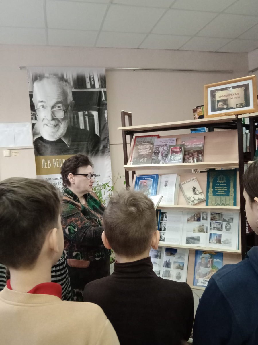 #ЦБС #НеделяКраеведческойКниги
Для ребят из СШ 47 провели тематический час "Феофан Вольсов" , обзор книжной выставки "Симбирская книга" и познакомили с книгой-раскраской "Что построил Вольсов в Симбирске"