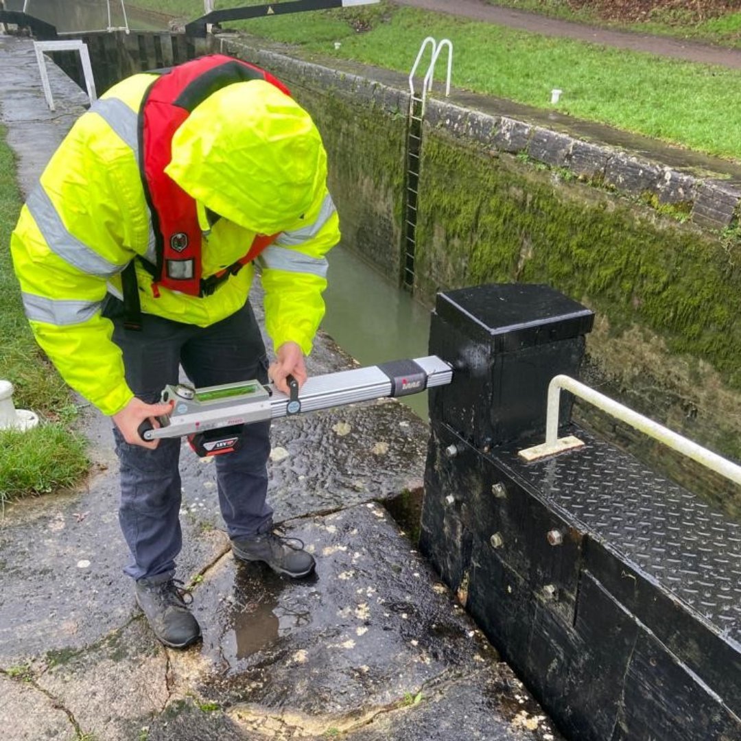 SorbusIntlLtd's tweet photo. It's inspection time at the famous Caen Hill Locks 🔍
The @CanalRiverTrust recently inspected the locks using the Resi PD to check for decay within the wood.
If you are interested in checking these out, then head to https://t.co/yLpAuoZQET
#Sorbus🌐#decaydetection #resipd #arb https://t.co/1cGTSKRCiO