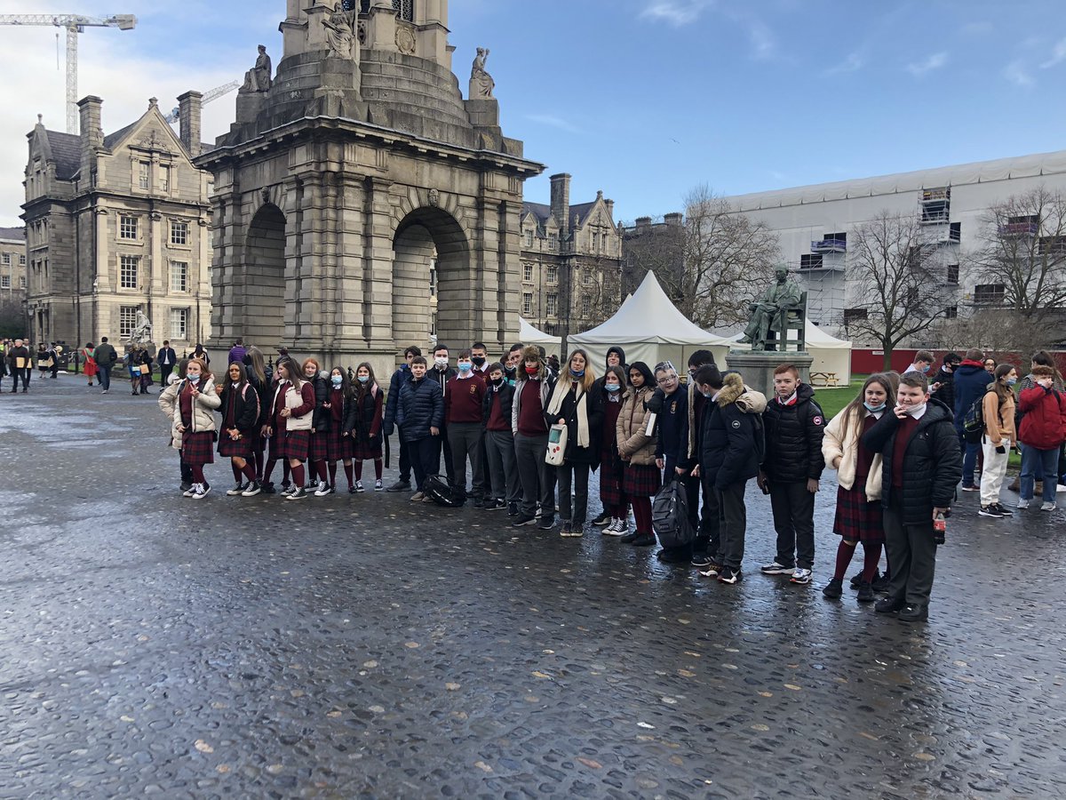 mercyinchicore's tweet photo. Our second years at trinity college today. Feeling very inspired βοΈπ#pathwaystocollege #trinitycollegedublin #mercyinchicore @tcddublin https://t.co/rulMUmX4aG