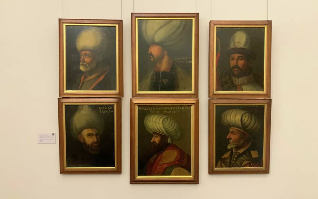sputnik_TR's tweet photo. İskoçya’da çatı katında bulunan Osmanlı padişahlarının tabloları 1 milyon 346 bin sterline alıcı buldu https://t.co/Cjom4d0yB1 https://t.co/pc5FrCdLJe
